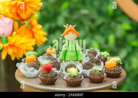 Fach mit sortierten Bonbons von unterschiedlichen Geschmacksrichtungen. Personalisierte und dekoriert, Süßigkeiten für die Farm oder ländlichen Thema. Handgemachte Bonbons in der Form von Angst Stockfoto