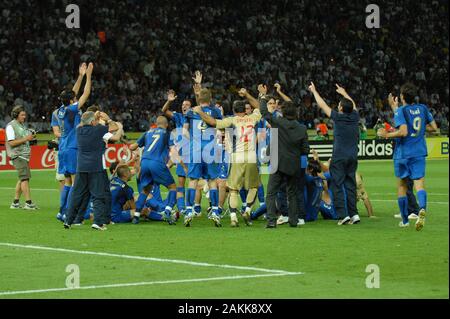 Berlin, Deutschland, 07.09.2006, FIFA WM 2006, Finale Italien-frankreich Olympiastadion: Italienische Spieler feiern den Sieg nach Elfmeterschießen Stockfoto