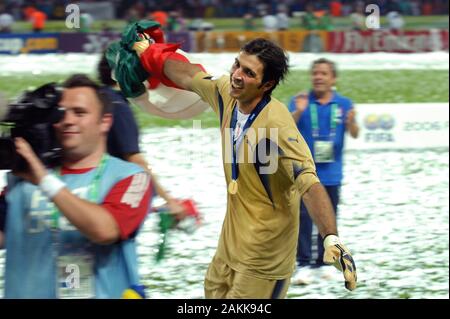 Berlin, Deutschland, 07.09.2006, FIFA WM 2006, Finale Italien-frankreich Olympiastadion: Gianluigi Buffon Feiern nach dem Sieg Stockfoto