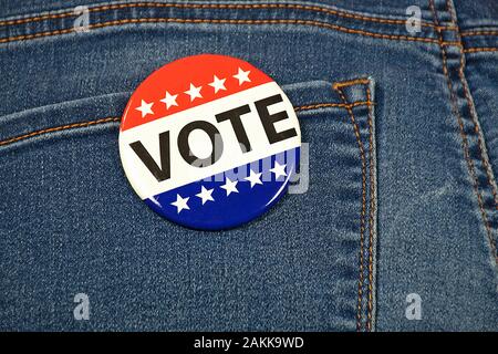 Nahaufnahme des patriotischen Wahlkampfstifts an der hinteren Tasche der blauen Jeans Stockfoto