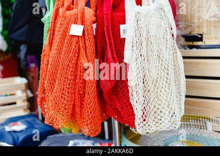 String Beutel. Store mit vielen verschiedenen Farben Einkaufsnetze, Korb. Kein Plastik, null Abfall Concept Store. Recyclingfähige Wiederverwendung Einkaufstaschen im Eco Stockfoto