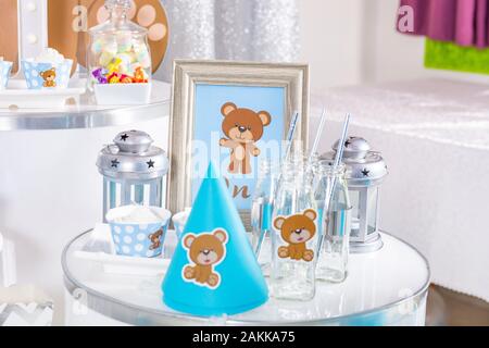 Geburtstag Kinder süße Tisch mit Kuchen und andere Dekoration. Schreibtisch mit süßen Geburtstag Dekoration Indoor in einem Restaurant. Nahaufnahme Stockfoto