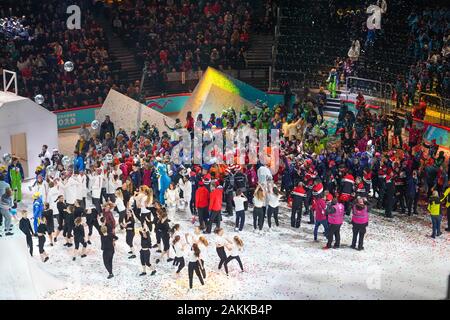 LAUSANNE, Schweiz - 09 Januar: Die Athleten Tanz während der Eröffnungsfeier an der Vaudoise Aréna in Lausanne in der Schweiz am 9. Januar 2020. Stockfoto