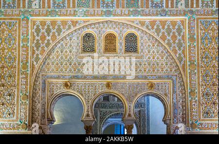 Wundervoll dekorierte Wand mit arabischen Texturen in den königlichen Alcazaren von Sevilla, Andalusien, Spanien. Stockfoto
