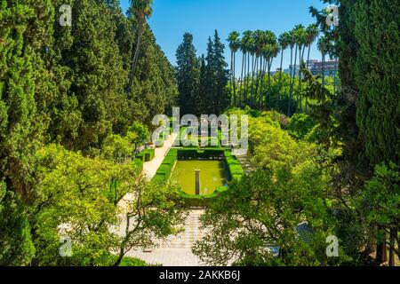 Der idyllische Garten in den königlichen Alcazaren von Sevilla, Andalusien, Spanien. Stockfoto