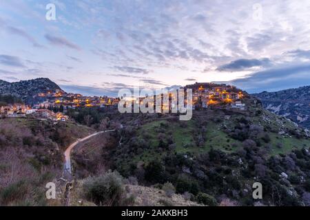 Schöne Aussicht von Dimitsana, Arcadia, Griechenland aus der Distanz mit Fotos mit langer Belichtungszeit Stockfoto