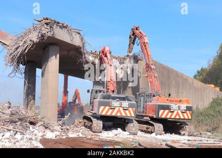 Maschinen bei der Arbeit auf dem Abriss einer Brücke über die A 50 in Uttoxeter. Stockfoto