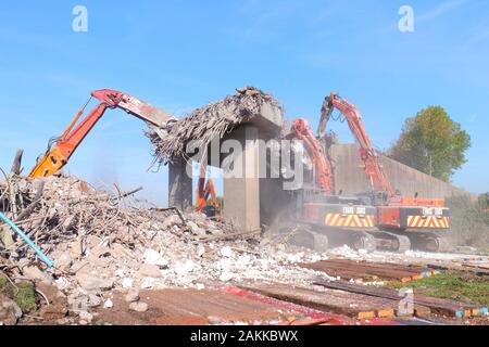 Maschinen bei der Arbeit auf dem Abriss einer Brücke über die A 50 in Uttoxeter. Stockfoto