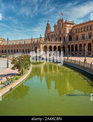 Die schöne Plaza de Espana in Sevilla an einem sonnigen Sommertag. Andalusien, Spanien. Stockfoto