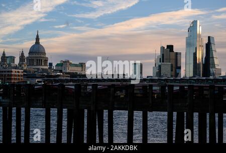 Stadt London, UK. 9. Januar 2020. UK Wetter: Der Himmel klärt über die Stadt London und Blackfriars Bridge nach einer Nacht des schweren Regens. Credit: Celia McMahon/Alamy Leben Nachrichten. Stockfoto