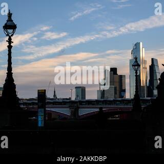 Stadt London, UK. 9. Januar 2020. UK Wetter: Der Himmel klärt über die Stadt London und Blackfriars Bridge nach einer Nacht des schweren Regens. Credit: Celia McMahon/Alamy Leben Nachrichten. Stockfoto