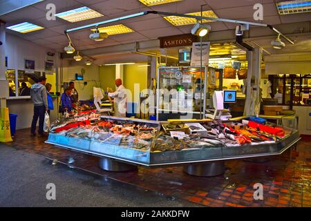 Der lange etablierte Frischfischstall, der von E. Ashton (Fishmongers) Ltd als Ashton's in der Cardiff Indoor Market Hall gehandelt wird und betrieben wird. Stockfoto