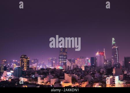 Pulsierende Nacht Blick auf die Skyline von Saigon, Vietnam (Ho Chi Minh City). Stockfoto