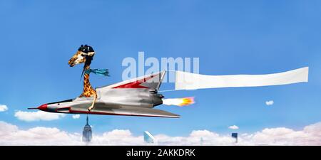 Giraffe pilot Fliegen Flugzeug mit Werbebanner Stockfoto