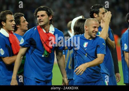 Berlin, Deutschland, 07.09.2006, FIFA WM 2006, Finale Italien-frankreich Olympiastadion: Italienische Spieler feiern den Sieg nach Sanktionen Stockfoto