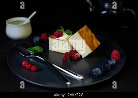 Appetitlich Quark Auflauf auf weißen Teller hautnah Stockfoto