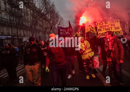 Paris, Frankreich. 9 Jan, 2020. Demonstranten nehmen Sie teil an einer Demonstration in Paris, Frankreich, am Jan. 9, 2020. Frankreich's Transport Streik gegen plan Präsident Emmanuel's Längestrich Rentensystem zu reformieren hat seiner 36 Tag am Donnerstag eingetragen, so dass die längste Bahn Streik der Arbeiter seit Mai 1968. Credit: Aurelien Morissard/Xinhua/Alamy leben Nachrichten Stockfoto