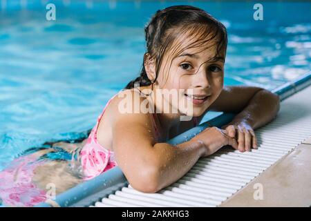Gerne Kleine M dchen Schwimmen Im Wasser An Hei en Sommertag Stockfoto gerne-kleine-m-dchen-schwimmen-im-wasser-an-hei-en-sommertag-stockfoto