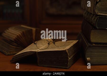 Antike Bücher mit Lesebrille Stockfoto