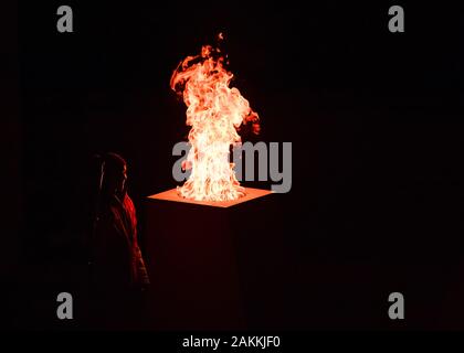 LAUSANNE, Schweiz. 09. Jan 2020. Die olympische Flamme leuchtet während der Eröffnungsfeier der Lausanne 2020 Youth Olympic Games in der Vaudoise Arena am Donnerstag, den 09. Januar 2020. LAUSANNE, Schweiz. Credit: Taka G Wu/Alamy leben Nachrichten Stockfoto