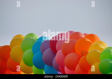 Ein paar bunte Luftballons vor wolkenlosen blauen Himmel Stockfoto
