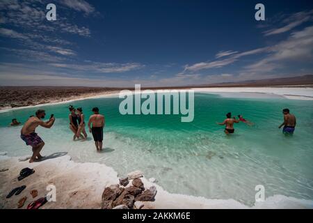 Touristen, die salzige Gewässer des Lagunas Escondidas de Baltinachi genießen, eine der Attraktionen in der Nähe von San Pedro de Atacama, Antofagasta, Chile Stockfoto