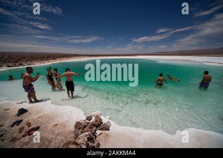 Touristen, die salzige Gewässer des Lagunas Escondidas de Baltinachi genießen, eine der Attraktionen in der Nähe von San Pedro de Atacama, Antofagasta, Chile Stockfoto