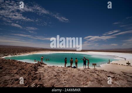 Touristen, die salzige Gewässer des Lagunas Escondidas de Baltinachi genießen, eine der Attraktionen in der Nähe von San Pedro de Atacama, Antofagasta, Chile Stockfoto