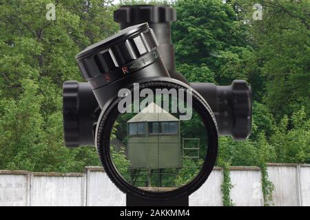 Sniper Look durch den optischen Anblick auf einem Militärstützpunkt Stockfoto