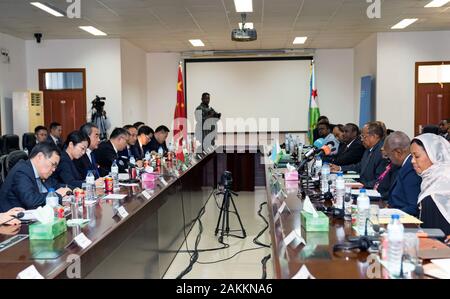 Dschibuti Dschibuti. 9 Jan, 2020. Chinesischen Staatsrat und Außenminister Wang Yi Gespräche mit von Dschibuti Minister für Auswärtige Angelegenheiten und Internationale Zusammenarbeit Mahmoud Ali Youssouf, in Dschibuti, der Hauptstadt von Dschibuti am Jan. 9, 2020. Credit: Xie Han/Xinhua/Alamy leben Nachrichten Stockfoto