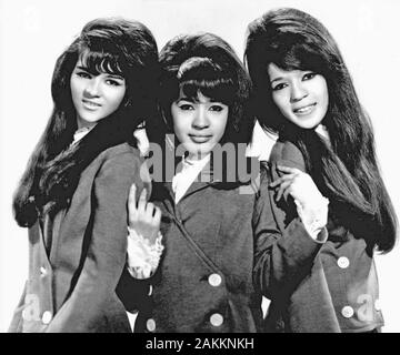 Die RONETTES Werbefoto der Amerikanischen vocal Trio in 1966. Von links: Nedra Talley, Ronnie Spector, Estelle Bennett Stockfoto