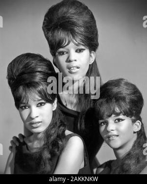 Die RONETTES Werbefoto der Amerikanischen vocal Trio in 1966. Stockfoto