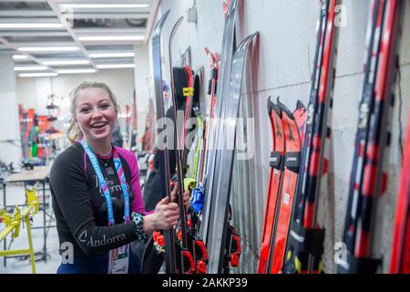 Team GB Alpin-Skierin, Sophie Foster (16) aus Leatherhead, im Ski-Wachsraum bei den Jugend-Olympischen Spielen in Lausanne 2020 am 9. Januar 2020. Stockfoto