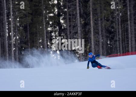 Team GB alpine Skierin, Sophie Foster (16) beim offiziellen Training des Super G bei den Jugend-Olympischen Spielen in Lausanne 2020 am 09. Januar 2020. Stockfoto