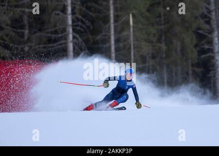 Team GB alpine Skierin, Sophie Foster (16) beim offiziellen Training des Super G bei den Jugend-Olympischen Spielen in Lausanne 2020 am 09. Januar 2020. Stockfoto