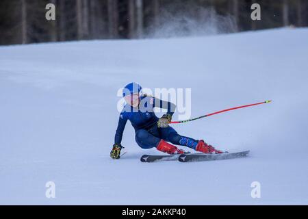 Team GB alpine Skierin, Sophie Foster (16) beim offiziellen Training des Super G bei den Jugend-Olympischen Spielen in Lausanne 2020 am 09. Januar 2020. Stockfoto