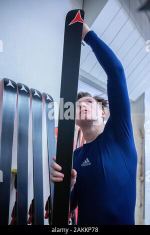 Team GB Alpin-Skifahrer, Jack Cunningham (17) aus Oxford, im Ski-Wachsraum bei den Jugend-Olympischen Spielen in Lausanne 2020 am 9. Januar 2020 Stockfoto