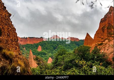 Ein Blick auf Las Medulas - historische goldgräberstätte in der Nähe von Ponferrada, Spanien. Stockfoto