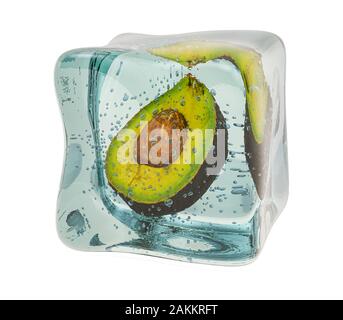 Avocado in Eiswürfel gefroren, 3D-Rendering auf weißem Hintergrund Stockfoto