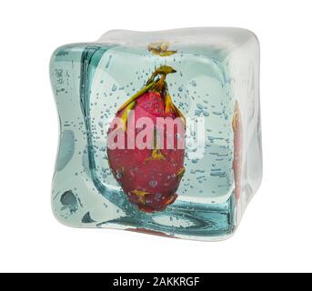 Dragon Obst in Eiswürfel gefroren, 3D-Rendering auf weißem Hintergrund Stockfoto