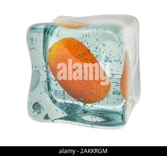 Kumquat Obst in Eiswürfel gefroren, 3D-Rendering auf weißem Hintergrund Stockfoto
