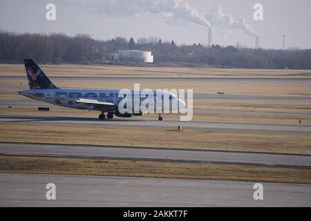 Frontier Airlines Airbus A319, mit "Chloe the Deer Fawn" Livery, landet am internationalen Flughafen von Milwaukee Mitchell und fährt mit dem Taxi zum Flugsteig. Stockfoto