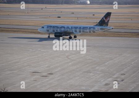 Frontier Airlines Airbus A319, mit "Chloe the Deer Fawn" Livery, landet am internationalen Flughafen von Milwaukee Mitchell und fährt mit dem Taxi zum Flugsteig. Stockfoto