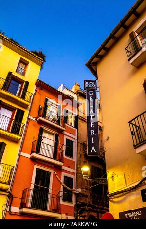 Farbenfrohe Gebäude und ein Zeichen für RivaReno Galateria im Palma, Mallorca, Balearen, Spanien Stockfoto