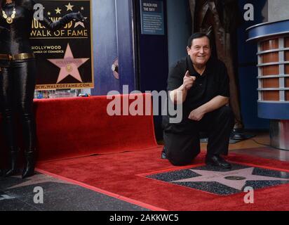 Los Angeles, USA. 09 Jan, 2020. Schauspieler Burt Ward, der Robin auf der Batman TV-Serie kniet in der Nähe von seinen Stern während einer enthüllungsfeier ihn ehrt mit dem 2.683 rd Stern auf dem Hollywood Walk of Fame spielte in Los Angeles am Donnerstag, 9. Januar 2020. Ward's Star ist neben Adam West, seine Co-star in der Serie. Foto von Jim Ruymen/UPI Quelle: UPI/Alamy leben Nachrichten Stockfoto