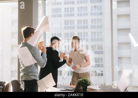 Erfolgreiche Business Team Spaß werfen Papier Dokumente Stockfoto