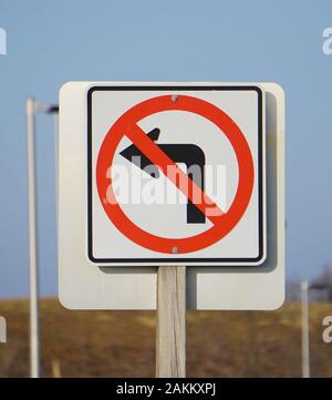 Kein linkes Abbiegezeichen als Warnung an Fahrer. Stockfoto