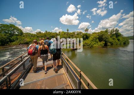 Touristen zu Fuß auf dem Bürgersteig, die Kehle des Teufels führt auf der Iguazu National Park, Argentinien Stockfoto