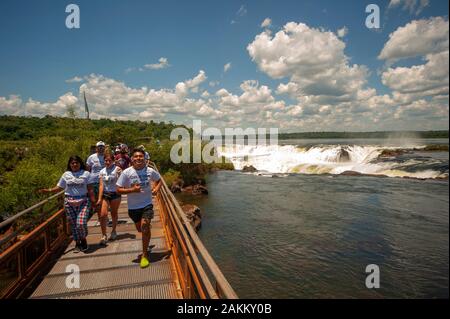 Touristen zu Fuß auf dem Bürgersteig, die Kehle des Teufels führt auf der Iguazu National Park, Argentinien Stockfoto