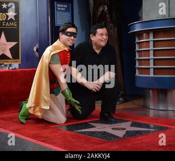 Los Angeles, USA. 09 Jan, 2020. Schauspieler Burt Ward, der Robin auf der Batman TV-Serie gespielt wird durch einen Robin Charakter während einer enthüllungsfeier ihn ehrt mit dem 2.683 rd Stern auf dem Hollywood Walk of Fame in Los Angeles am Donnerstag, 9. Januar 2020. Ward's Star ist neben Adam West, seine Co-star in der Serie. Foto von Jim Ruymen/UPI Quelle: UPI/Alamy leben Nachrichten Stockfoto